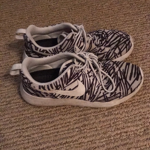 Nike Striped Sneaker - Picture 3 of 5